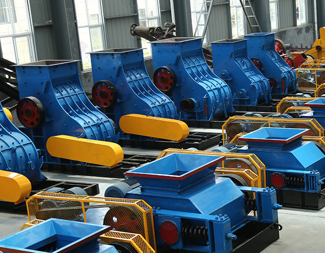 為什么高濕物料粉碎用雙級(jí)無(wú)篩底粉碎機(jī)效果好？